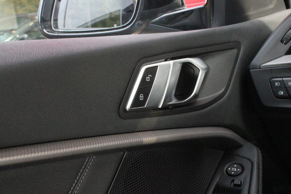BMW 1-serie 118i 136PK M-SPORT EDITION | PANORAMISCH SCHUIF/KANTEL DAK |  SFEER VERLICHTING | SHADOW LINE PAKKET | LEDEREN BEKLEDING "DAKOTA GEPERFOREERD" | VERWARMBARE VOORSTOELEN | LEDEREN M-SPORT STUUR | NAVIGATIE | ACHTERUITRIJCAMERA | PARKEERSENSOREN VOOR EN ACHTER | ALARM | CLIMATE CONTROL | DRAADLOZE APPLE CARPLAY/ANDROID AUTO | LICHTMETALEN VELGEN M-SPORT | FULL LED KOPLAMPEN | LANE ASSIST | DAB+ RADIO | SPORT STOELEN | WARMTE WEREND GLAS  | EXTRA GETINTE ACHTERRUITEN | ELEKTRISCH VERSTELBARE BUITENSPIEGELS | BUITENSPIEGELS VERWARMBAAR | ARMSTEUN ACHTER |BMW LIVE COCKPIT P