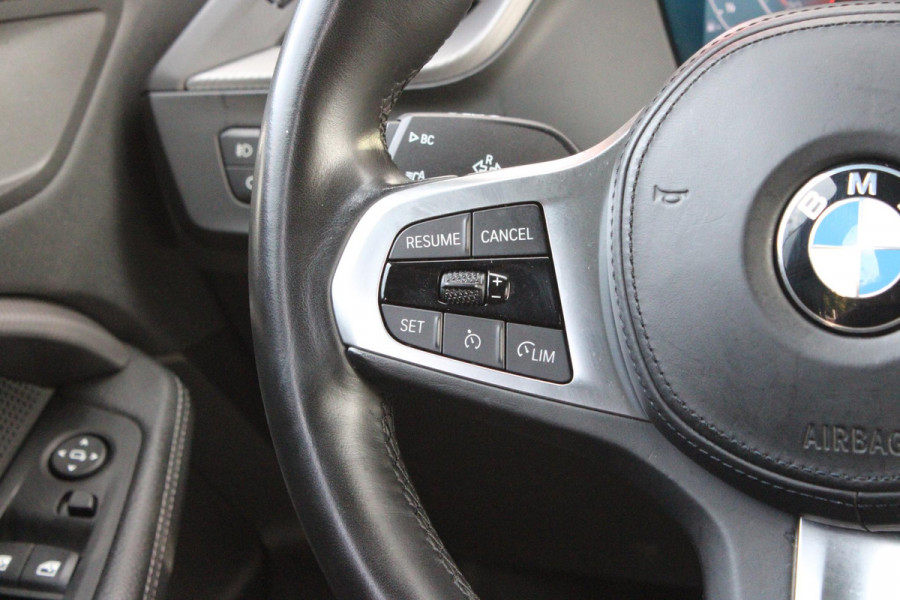 BMW 1-serie 118i 136PK M-SPORT EDITION | PANORAMISCH SCHUIF/KANTEL DAK |  SFEER VERLICHTING | SHADOW LINE PAKKET | LEDEREN BEKLEDING "DAKOTA GEPERFOREERD" | VERWARMBARE VOORSTOELEN | LEDEREN M-SPORT STUUR | NAVIGATIE | ACHTERUITRIJCAMERA | PARKEERSENSOREN VOOR EN ACHTER | ALARM | CLIMATE CONTROL | DRAADLOZE APPLE CARPLAY/ANDROID AUTO | LICHTMETALEN VELGEN M-SPORT | FULL LED KOPLAMPEN | LANE ASSIST | DAB+ RADIO | SPORT STOELEN | WARMTE WEREND GLAS  | EXTRA GETINTE ACHTERRUITEN | ELEKTRISCH VERSTELBARE BUITENSPIEGELS | BUITENSPIEGELS VERWARMBAAR | ARMSTEUN ACHTER |BMW LIVE COCKPIT P