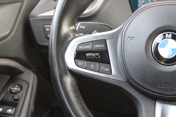 BMW 1-serie 118i 136PK M-SPORT EDITION | PANORAMISCH SCHUIF/KANTEL DAK |  SFEER VERLICHTING | SHADOW LINE PAKKET | LEDEREN BEKLEDING "DAKOTA GEPERFOREERD" | VERWARMBARE VOORSTOELEN | LEDEREN M-SPORT STUUR | NAVIGATIE | ACHTERUITRIJCAMERA | PARKEERSENSOREN VOOR EN ACHTER | ALARM | CLIMATE CONTROL | DRAADLOZE APPLE CARPLAY/ANDROID AUTO | LICHTMETALEN VELGEN M-SPORT | FULL LED KOPLAMPEN | LANE ASSIST | DAB+ RADIO | SPORT STOELEN | WARMTE WEREND GLAS  | EXTRA GETINTE ACHTERRUITEN | ELEKTRISCH VERSTELBARE BUITENSPIEGELS | BUITENSPIEGELS VERWARMBAAR | ARMSTEUN ACHTER |BMW LIVE COCKPIT P