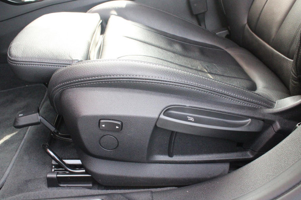 BMW 1-serie 118i 136PK M-SPORT EDITION | PANORAMISCH SCHUIF/KANTEL DAK |  SFEER VERLICHTING | SHADOW LINE PAKKET | LEDEREN BEKLEDING "DAKOTA GEPERFOREERD" | VERWARMBARE VOORSTOELEN | LEDEREN M-SPORT STUUR | NAVIGATIE | ACHTERUITRIJCAMERA | PARKEERSENSOREN VOOR EN ACHTER | ALARM | CLIMATE CONTROL | DRAADLOZE APPLE CARPLAY/ANDROID AUTO | LICHTMETALEN VELGEN M-SPORT | FULL LED KOPLAMPEN | LANE ASSIST | DAB+ RADIO | SPORT STOELEN | WARMTE WEREND GLAS  | EXTRA GETINTE ACHTERRUITEN | ELEKTRISCH VERSTELBARE BUITENSPIEGELS | BUITENSPIEGELS VERWARMBAAR | ARMSTEUN ACHTER |BMW LIVE COCKPIT P