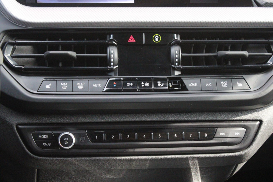 BMW 1-serie 118i 136PK M-SPORT EDITION | PANORAMISCH SCHUIF/KANTEL DAK |  SFEER VERLICHTING | SHADOW LINE PAKKET | LEDEREN BEKLEDING "DAKOTA GEPERFOREERD" | VERWARMBARE VOORSTOELEN | LEDEREN M-SPORT STUUR | NAVIGATIE | ACHTERUITRIJCAMERA | PARKEERSENSOREN VOOR EN ACHTER | ALARM | CLIMATE CONTROL | DRAADLOZE APPLE CARPLAY/ANDROID AUTO | LICHTMETALEN VELGEN M-SPORT | FULL LED KOPLAMPEN | LANE ASSIST | DAB+ RADIO | SPORT STOELEN | WARMTE WEREND GLAS  | EXTRA GETINTE ACHTERRUITEN | ELEKTRISCH VERSTELBARE BUITENSPIEGELS | BUITENSPIEGELS VERWARMBAAR | ARMSTEUN ACHTER |BMW LIVE COCKPIT P