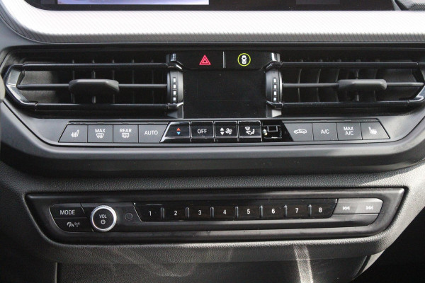 BMW 1-serie 118i 136PK M-SPORT EDITION | PANORAMISCH SCHUIF/KANTEL DAK |  SFEER VERLICHTING | SHADOW LINE PAKKET | LEDEREN BEKLEDING "DAKOTA GEPERFOREERD" | VERWARMBARE VOORSTOELEN | LEDEREN M-SPORT STUUR | NAVIGATIE | ACHTERUITRIJCAMERA | PARKEERSENSOREN VOOR EN ACHTER | ALARM | CLIMATE CONTROL | DRAADLOZE APPLE CARPLAY/ANDROID AUTO | LICHTMETALEN VELGEN M-SPORT | FULL LED KOPLAMPEN | LANE ASSIST | DAB+ RADIO | SPORT STOELEN | WARMTE WEREND GLAS  | EXTRA GETINTE ACHTERRUITEN | ELEKTRISCH VERSTELBARE BUITENSPIEGELS | BUITENSPIEGELS VERWARMBAAR | ARMSTEUN ACHTER |BMW LIVE COCKPIT P