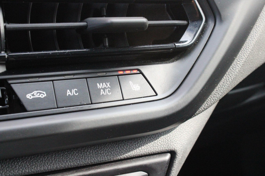 BMW 1-serie 118i 136PK M-SPORT EDITION | PANORAMISCH SCHUIF/KANTEL DAK |  SFEER VERLICHTING | SHADOW LINE PAKKET | LEDEREN BEKLEDING "DAKOTA GEPERFOREERD" | VERWARMBARE VOORSTOELEN | LEDEREN M-SPORT STUUR | NAVIGATIE | ACHTERUITRIJCAMERA | PARKEERSENSOREN VOOR EN ACHTER | ALARM | CLIMATE CONTROL | DRAADLOZE APPLE CARPLAY/ANDROID AUTO | LICHTMETALEN VELGEN M-SPORT | FULL LED KOPLAMPEN | LANE ASSIST | DAB+ RADIO | SPORT STOELEN | WARMTE WEREND GLAS  | EXTRA GETINTE ACHTERRUITEN | ELEKTRISCH VERSTELBARE BUITENSPIEGELS | BUITENSPIEGELS VERWARMBAAR | ARMSTEUN ACHTER |BMW LIVE COCKPIT P