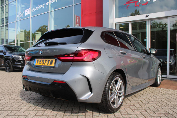 BMW 1-serie 118i 136PK M-SPORT EDITION | PANORAMISCH SCHUIF/KANTEL DAK |  SFEER VERLICHTING | SHADOW LINE PAKKET | LEDEREN BEKLEDING "DAKOTA GEPERFOREERD" | VERWARMBARE VOORSTOELEN | LEDEREN M-SPORT STUUR | NAVIGATIE | ACHTERUITRIJCAMERA | PARKEERSENSOREN VOOR EN ACHTER | ALARM | CLIMATE CONTROL | DRAADLOZE APPLE CARPLAY/ANDROID AUTO | LICHTMETALEN VELGEN M-SPORT | FULL LED KOPLAMPEN | LANE ASSIST | DAB+ RADIO | SPORT STOELEN | WARMTE WEREND GLAS  | EXTRA GETINTE ACHTERRUITEN | ELEKTRISCH VERSTELBARE BUITENSPIEGELS | BUITENSPIEGELS VERWARMBAAR | ARMSTEUN ACHTER |BMW LIVE COCKPIT P