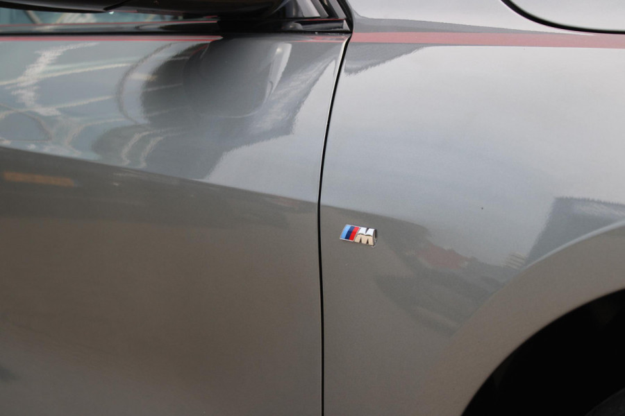 BMW 1-serie 118i 136PK M-SPORT EDITION | PANORAMISCH SCHUIF/KANTEL DAK |  SFEER VERLICHTING | SHADOW LINE PAKKET | LEDEREN BEKLEDING "DAKOTA GEPERFOREERD" | VERWARMBARE VOORSTOELEN | LEDEREN M-SPORT STUUR | NAVIGATIE | ACHTERUITRIJCAMERA | PARKEERSENSOREN VOOR EN ACHTER | ALARM | CLIMATE CONTROL | DRAADLOZE APPLE CARPLAY/ANDROID AUTO | LICHTMETALEN VELGEN M-SPORT | FULL LED KOPLAMPEN | LANE ASSIST | DAB+ RADIO | SPORT STOELEN | WARMTE WEREND GLAS  | EXTRA GETINTE ACHTERRUITEN | ELEKTRISCH VERSTELBARE BUITENSPIEGELS | BUITENSPIEGELS VERWARMBAAR | ARMSTEUN ACHTER |BMW LIVE COCKPIT P