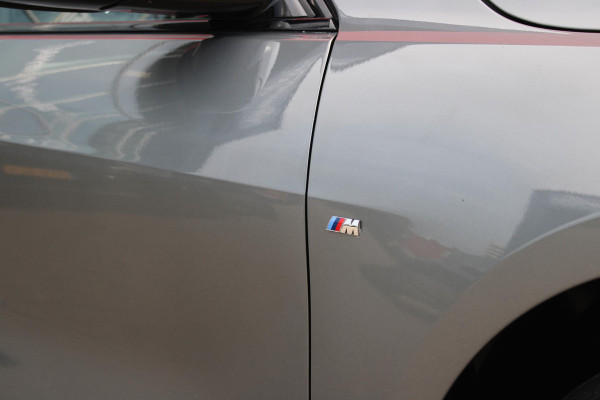 BMW 1-serie 118i 136PK M-SPORT EDITION | PANORAMISCH SCHUIF/KANTEL DAK |  SFEER VERLICHTING | SHADOW LINE PAKKET | LEDEREN BEKLEDING "DAKOTA GEPERFOREERD" | VERWARMBARE VOORSTOELEN | LEDEREN M-SPORT STUUR | NAVIGATIE | ACHTERUITRIJCAMERA | PARKEERSENSOREN VOOR EN ACHTER | ALARM | CLIMATE CONTROL | DRAADLOZE APPLE CARPLAY/ANDROID AUTO | LICHTMETALEN VELGEN M-SPORT | FULL LED KOPLAMPEN | LANE ASSIST | DAB+ RADIO | SPORT STOELEN | WARMTE WEREND GLAS  | EXTRA GETINTE ACHTERRUITEN | ELEKTRISCH VERSTELBARE BUITENSPIEGELS | BUITENSPIEGELS VERWARMBAAR | ARMSTEUN ACHTER |BMW LIVE COCKPIT P