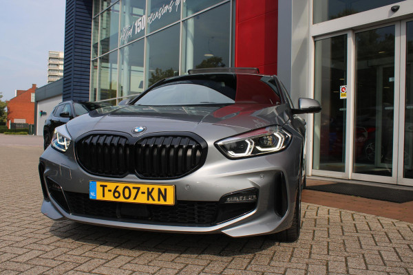 BMW 1-serie 118i 136PK M-SPORT EDITION | PANORAMISCH SCHUIF/KANTEL DAK |  SFEER VERLICHTING | SHADOW LINE PAKKET | LEDEREN BEKLEDING "DAKOTA GEPERFOREERD" | VERWARMBARE VOORSTOELEN | LEDEREN M-SPORT STUUR | NAVIGATIE | ACHTERUITRIJCAMERA | PARKEERSENSOREN VOOR EN ACHTER | ALARM | CLIMATE CONTROL | DRAADLOZE APPLE CARPLAY/ANDROID AUTO | LICHTMETALEN VELGEN M-SPORT | FULL LED KOPLAMPEN | LANE ASSIST | DAB+ RADIO | SPORT STOELEN | WARMTE WEREND GLAS  | EXTRA GETINTE ACHTERRUITEN | ELEKTRISCH VERSTELBARE BUITENSPIEGELS | BUITENSPIEGELS VERWARMBAAR | ARMSTEUN ACHTER |BMW LIVE COCKPIT P