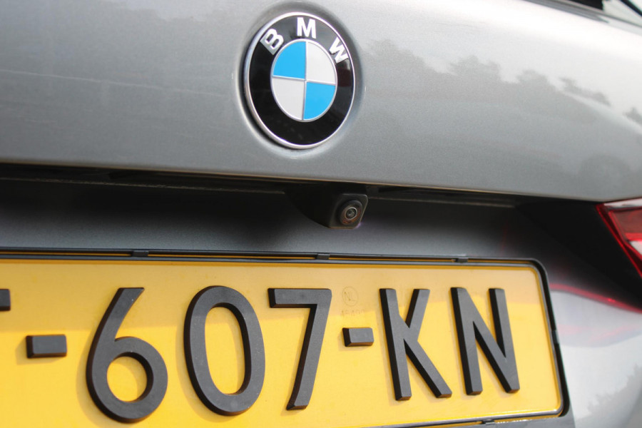 BMW 1-serie 118i 136PK M-SPORT EDITION | PANORAMISCH SCHUIF/KANTEL DAK |  SFEER VERLICHTING | SHADOW LINE PAKKET | LEDEREN BEKLEDING "DAKOTA GEPERFOREERD" | VERWARMBARE VOORSTOELEN | LEDEREN M-SPORT STUUR | NAVIGATIE | ACHTERUITRIJCAMERA | PARKEERSENSOREN VOOR EN ACHTER | ALARM | CLIMATE CONTROL | DRAADLOZE APPLE CARPLAY/ANDROID AUTO | LICHTMETALEN VELGEN M-SPORT | FULL LED KOPLAMPEN | LANE ASSIST | DAB+ RADIO | SPORT STOELEN | WARMTE WEREND GLAS  | EXTRA GETINTE ACHTERRUITEN | ELEKTRISCH VERSTELBARE BUITENSPIEGELS | BUITENSPIEGELS VERWARMBAAR | ARMSTEUN ACHTER |BMW LIVE COCKPIT P