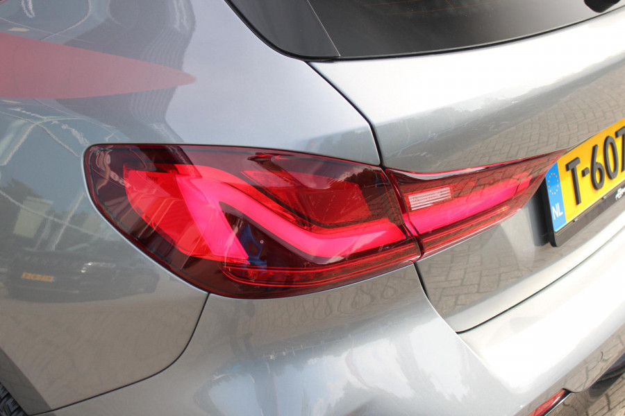 BMW 1-serie 118i 136PK M-SPORT EDITION | PANORAMISCH SCHUIF/KANTEL DAK |  SFEER VERLICHTING | SHADOW LINE PAKKET | LEDEREN BEKLEDING "DAKOTA GEPERFOREERD" | VERWARMBARE VOORSTOELEN | LEDEREN M-SPORT STUUR | NAVIGATIE | ACHTERUITRIJCAMERA | PARKEERSENSOREN VOOR EN ACHTER | ALARM | CLIMATE CONTROL | DRAADLOZE APPLE CARPLAY/ANDROID AUTO | LICHTMETALEN VELGEN M-SPORT | FULL LED KOPLAMPEN | LANE ASSIST | DAB+ RADIO | SPORT STOELEN | WARMTE WEREND GLAS  | EXTRA GETINTE ACHTERRUITEN | ELEKTRISCH VERSTELBARE BUITENSPIEGELS | BUITENSPIEGELS VERWARMBAAR | ARMSTEUN ACHTER |BMW LIVE COCKPIT P