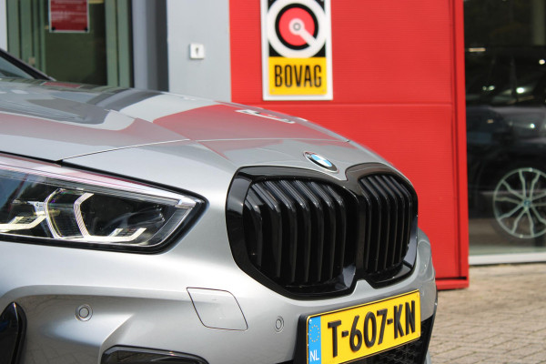 BMW 1-serie 118i 136PK M-SPORT EDITION | PANORAMISCH SCHUIF/KANTEL DAK |  SFEER VERLICHTING | SHADOW LINE PAKKET | LEDEREN BEKLEDING "DAKOTA GEPERFOREERD" | VERWARMBARE VOORSTOELEN | LEDEREN M-SPORT STUUR | NAVIGATIE | ACHTERUITRIJCAMERA | PARKEERSENSOREN VOOR EN ACHTER | ALARM | CLIMATE CONTROL | DRAADLOZE APPLE CARPLAY/ANDROID AUTO | LICHTMETALEN VELGEN M-SPORT | FULL LED KOPLAMPEN | LANE ASSIST | DAB+ RADIO | SPORT STOELEN | WARMTE WEREND GLAS  | EXTRA GETINTE ACHTERRUITEN | ELEKTRISCH VERSTELBARE BUITENSPIEGELS | BUITENSPIEGELS VERWARMBAAR | ARMSTEUN ACHTER |BMW LIVE COCKPIT P