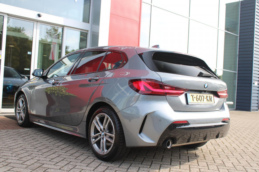 BMW 1-serie 118i 136PK M-SPORT EDITION | PANORAMISCH SCHUIF/KANTEL DAK |  SFEER VERLICHTING | SHADOW LINE PAKKET | LEDEREN BEKLEDING "DAKOTA GEPERFOREERD" | VERWARMBARE VOORSTOELEN | LEDEREN M-SPORT STUUR | NAVIGATIE | ACHTERUITRIJCAMERA | PARKEERSENSOREN VOOR EN ACHTER | ALARM | CLIMATE CONTROL | DRAADLOZE APPLE CARPLAY/ANDROID AUTO | LICHTMETALEN VELGEN M-SPORT | FULL LED KOPLAMPEN | LANE ASSIST | DAB+ RADIO | SPORT STOELEN | WARMTE WEREND GLAS  | EXTRA GETINTE ACHTERRUITEN | ELEKTRISCH VERSTELBARE BUITENSPIEGELS | BUITENSPIEGELS VERWARMBAAR | ARMSTEUN ACHTER |BMW LIVE COCKPIT P