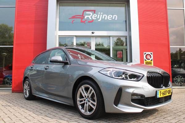 BMW 1-serie 118i 136PK M-SPORT EDITION | PANORAMISCH SCHUIF/KANTEL DAK |  SFEER VERLICHTING | SHADOW LINE PAKKET | LEDEREN BEKLEDING "DAKOTA GEPERFOREERD" | VERWARMBARE VOORSTOELEN | LEDEREN M-SPORT STUUR | NAVIGATIE | ACHTERUITRIJCAMERA | PARKEERSENSOREN VOOR EN ACHTER | ALARM | CLIMATE CONTROL | DRAADLOZE APPLE CARPLAY/ANDROID AUTO | LICHTMETALEN VELGEN M-SPORT | FULL LED KOPLAMPEN | LANE ASSIST | DAB+ RADIO | SPORT STOELEN | WARMTE WEREND GLAS  | EXTRA GETINTE ACHTERRUITEN | ELEKTRISCH VERSTELBARE BUITENSPIEGELS | BUITENSPIEGELS VERWARMBAAR | ARMSTEUN ACHTER |BMW LIVE COCKPIT P