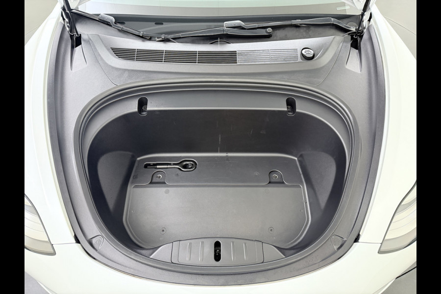 Tesla Model 3 RWD SR+ 60kWh 325PK Lmv 18" AutoPilot Leder PanoDak Adaptive-Cruise Lmv Camera's Elektr.-Stuur+Stoelen+Spiegels+Geheugen+Easy-En Navi LED Comfortstoelen ACC DAB Keyless en Voorverwarmen interieur via App One-Pedal-Drive Origineel Nederlandse auto tot 11kw laden thuis! Garantie Accu tot 10-12-2027 max 160.000km 1.584kg licht!