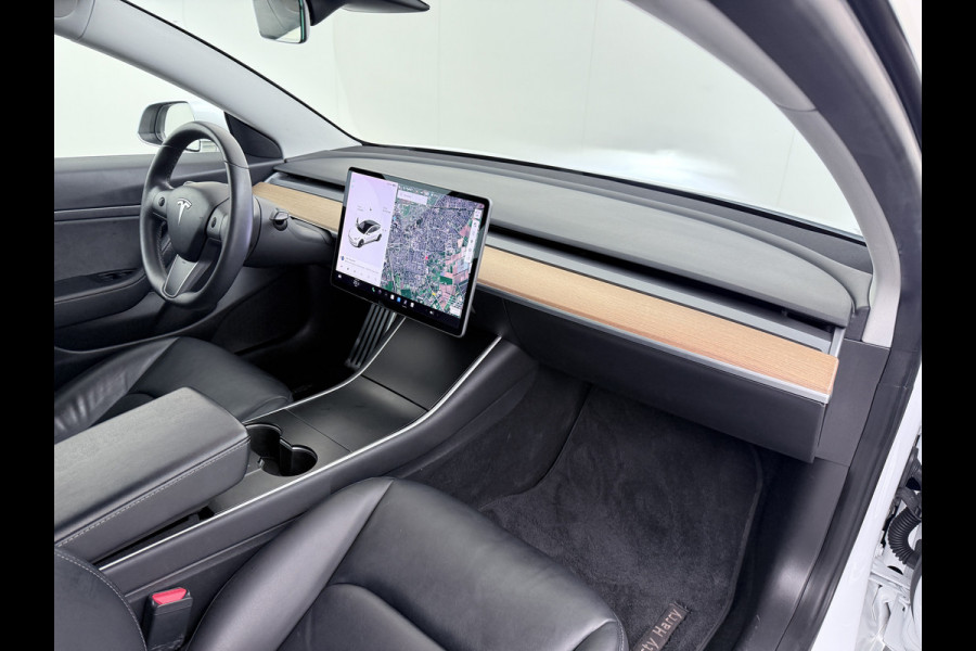 Tesla Model 3 RWD SR+ 60kWh 325PK Lmv 18" AutoPilot Leder PanoDak Adaptive-Cruise Lmv Camera's Elektr.-Stuur+Stoelen+Spiegels+Geheugen+Easy-En Navi LED Comfortstoelen ACC DAB Keyless en Voorverwarmen interieur via App One-Pedal-Drive Origineel Nederlandse auto tot 11kw laden thuis! Garantie Accu tot 10-12-2027 max 160.000km 1.584kg licht!
