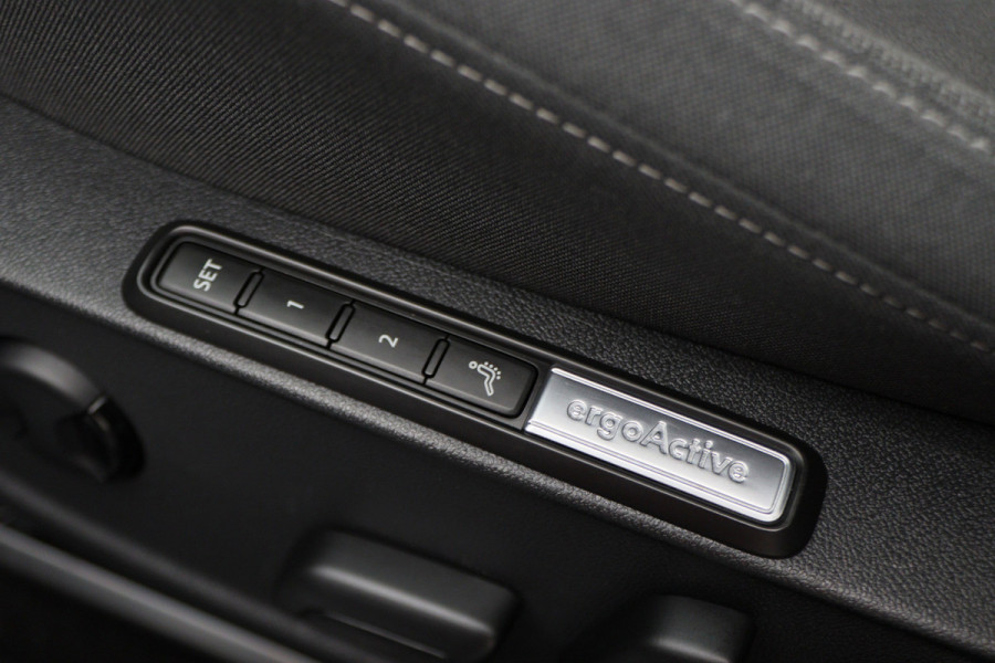 Volkswagen Golf 1.5 eTSI DSG Style Virtual Cockpit, Head-Up, IQ-Light, ACC, Apple Carplay, Sfeerverlichting, 17''