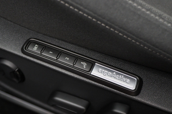 Volkswagen Golf 1.5 eTSI DSG Style Virtual Cockpit, Head-Up, IQ-Light, ACC, Apple Carplay, Sfeerverlichting, 17''