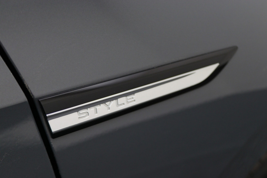 Volkswagen Golf 1.5 eTSI DSG Style Virtual Cockpit, Head-Up, IQ-Light, ACC, Apple Carplay, Sfeerverlichting, 17''