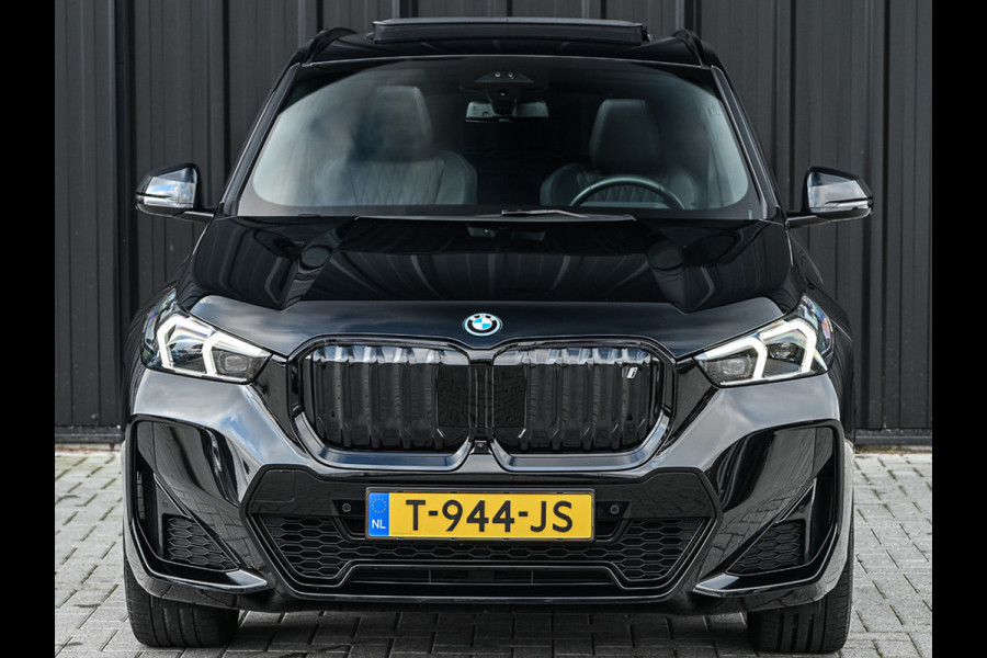 BMW iX1 XDRIVE 30 LAUNCH EDITION 67 kWh | M-SPORT | NL-AUTO | COMFORT ACCESS | PANORAMADAK | 360 CAMERA | HARMAN/KARDON | HEAD-UP | VIRT