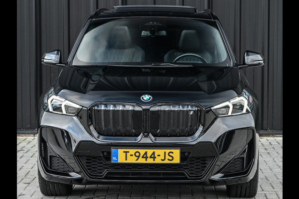 BMW iX1 XDRIVE 30 LAUNCH EDITION 67 kWh | M-SPORT | NL-AUTO | COMFORT ACCESS | PANORAMADAK | 360 CAMERA | HARMAN/KARDON | HEAD-UP | VIRT