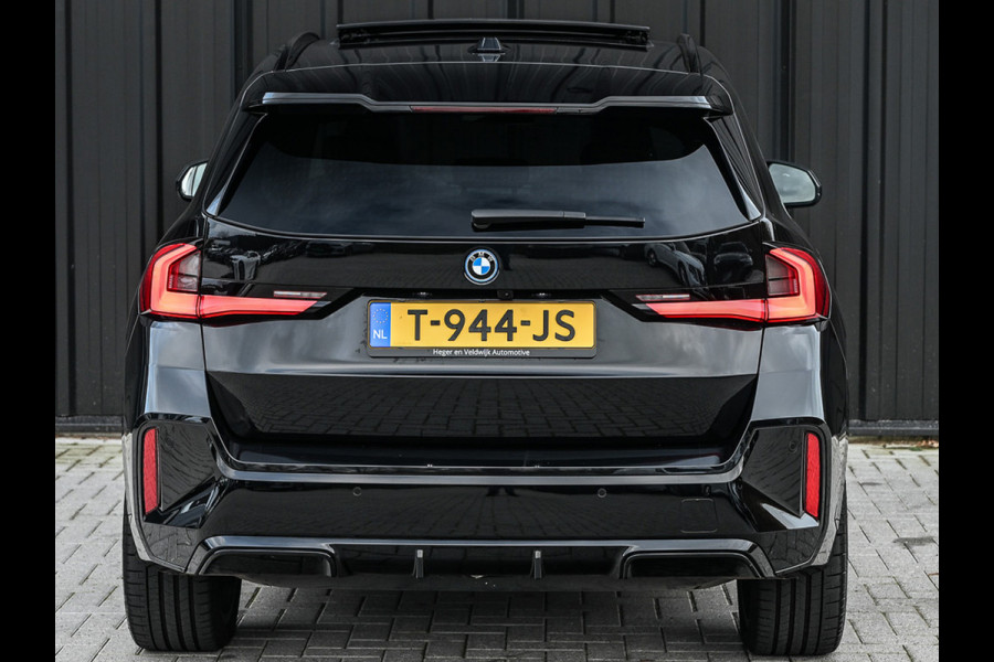 BMW iX1 XDRIVE 30 LAUNCH EDITION 67 kWh | M-SPORT | NL-AUTO | COMFORT ACCESS | PANORAMADAK | 360 CAMERA | HARMAN/KARDON | HEAD-UP | VIRT