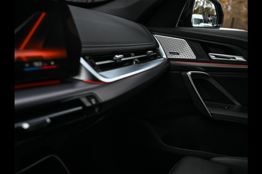 BMW iX1 XDRIVE 30 LAUNCH EDITION 67 kWh | M-SPORT | NL-AUTO | COMFORT ACCESS | PANORAMADAK | 360 CAMERA | HARMAN/KARDON | HEAD-UP | VIRT