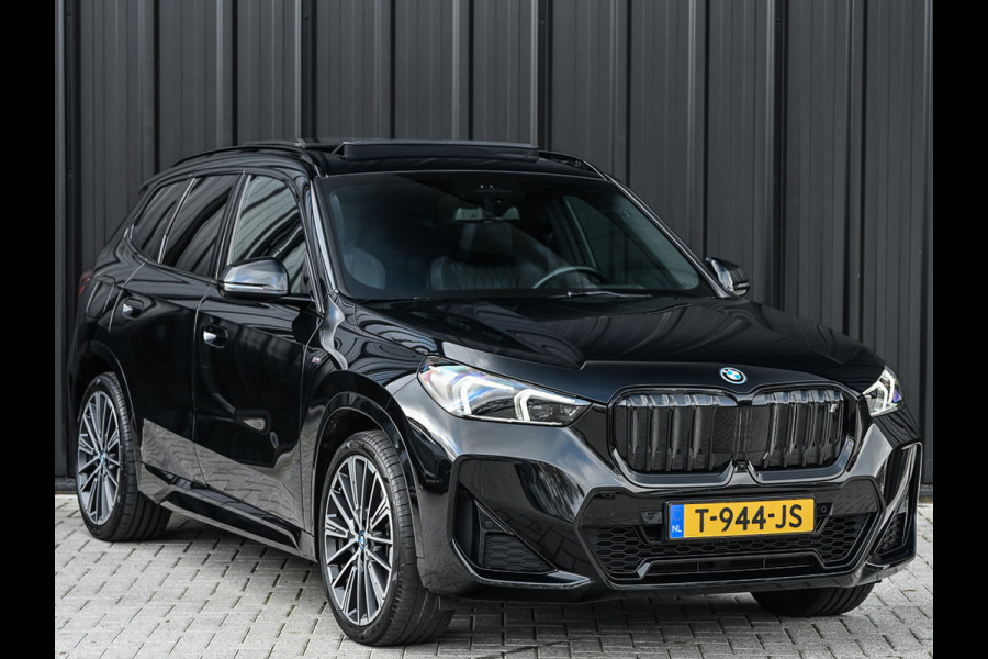 BMW iX1 XDRIVE 30 LAUNCH EDITION 67 kWh | M-SPORT | NL-AUTO | COMFORT ACCESS | PANORAMADAK | 360 CAMERA | HARMAN/KARDON | HEAD-UP | VIRT
