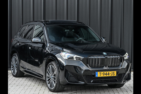 BMW iX1 XDRIVE 30 LAUNCH EDITION 67 kWh | M-SPORT | NL-AUTO | COMFORT ACCESS | PANORAMADAK | 360 CAMERA | HARMAN/KARDON | HEAD-UP | VIRT