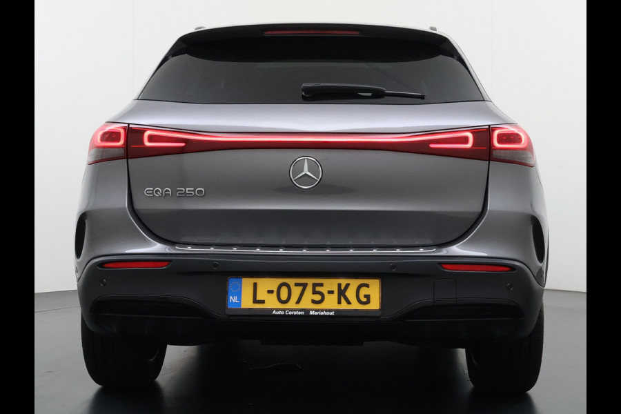 Mercedes-Benz EQA 250 AMG 67kWh Apple Carplay Android Auto Pano-/Schuif-Dak Leer/Alcantara Advanced LED-High-Performance Camera Navi+10" Connect D 191pk AUT. Night-pakket Connect-20 DAB Actieve park-assist+Rem-assistent Adaptive-Gr-licht Stoelverwarming Elek.Achterklep DAB High Perf.-LED  Keyless Business Solution 11kw-AC 1e Eigenaar Origineel Nederlandse Auto S.O.H. 91% 750kg Trekvermogen