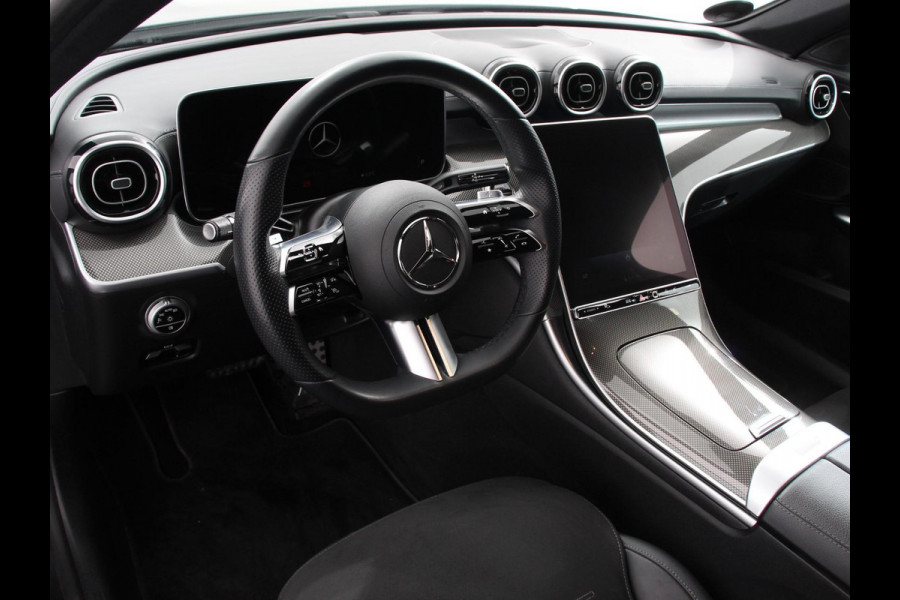Mercedes-Benz C-Klasse Estate 200 AMG Line | Climate control | Achteruitrijcamera | Wegklapbare trekhaak | Navigatie | Dodehoek assistent | LED | Sfeerverlichting | Adaptieve cruise control | Verwarmde voorstoelen | Elektrische kofferbak