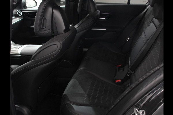 Mercedes-Benz C-Klasse Estate 200 AMG Line | Climate control | Achteruitrijcamera | Wegklapbare trekhaak | Navigatie | Dodehoek assistent | LED | Sfeerverlichting | Adaptieve cruise control | Verwarmde voorstoelen | Elektrische kofferbak