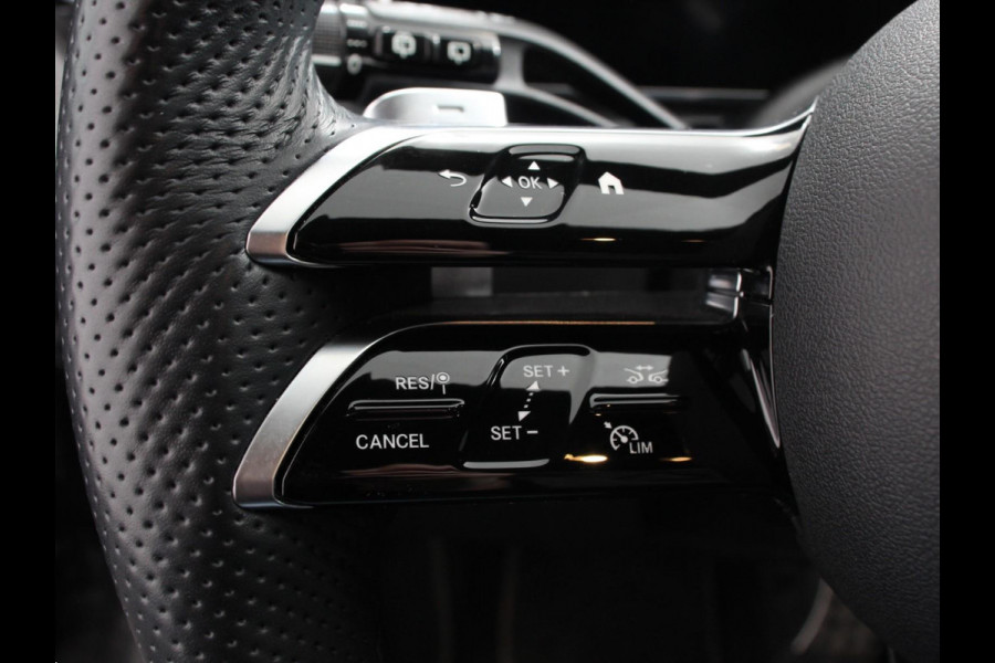 Mercedes-Benz C-Klasse Estate 200 AMG Line | Climate control | Achteruitrijcamera | Wegklapbare trekhaak | Navigatie | Dodehoek assistent | LED | Sfeerverlichting | Adaptieve cruise control | Verwarmde voorstoelen | Elektrische kofferbak