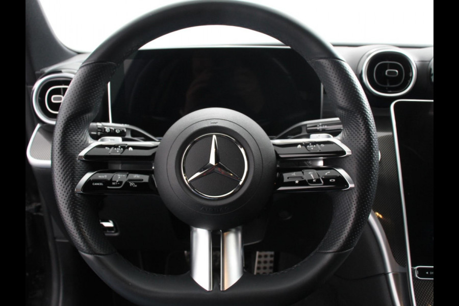 Mercedes-Benz C-Klasse Estate 200 AMG Line | Climate control | Achteruitrijcamera | Wegklapbare trekhaak | Navigatie | Dodehoek assistent | LED | Sfeerverlichting | Adaptieve cruise control | Verwarmde voorstoelen | Elektrische kofferbak