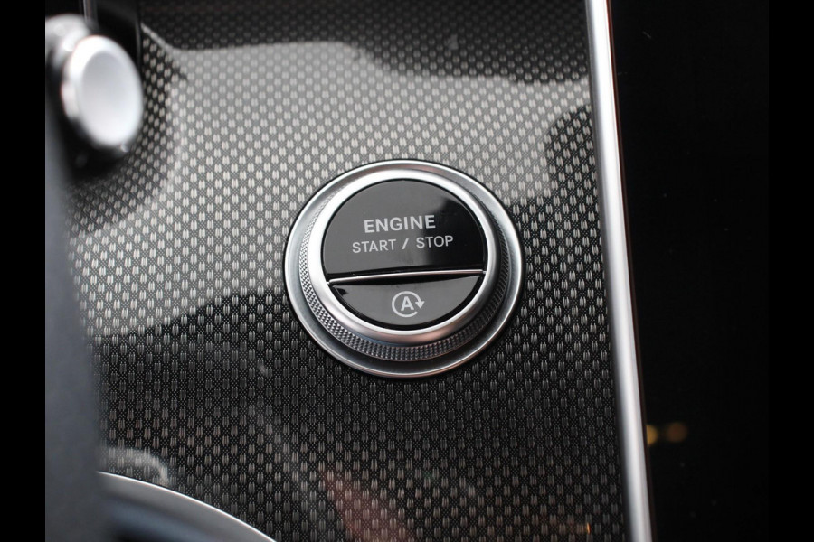 Mercedes-Benz C-Klasse Estate 200 AMG Line | Climate control | Achteruitrijcamera | Wegklapbare trekhaak | Navigatie | Dodehoek assistent | LED | Sfeerverlichting | Adaptieve cruise control | Verwarmde voorstoelen | Elektrische kofferbak