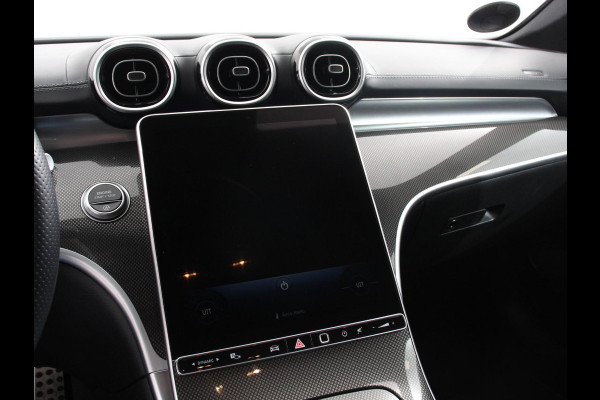 Mercedes-Benz C-Klasse Estate 200 AMG Line | Climate control | Achteruitrijcamera | Wegklapbare trekhaak | Navigatie | Dodehoek assistent | LED | Sfeerverlichting | Adaptieve cruise control | Verwarmde voorstoelen | Elektrische kofferbak