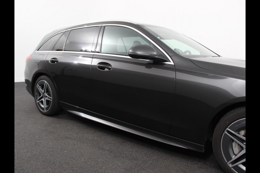 Mercedes-Benz C-Klasse Estate 200 AMG Line | Climate control | Achteruitrijcamera | Wegklapbare trekhaak | Navigatie | Dodehoek assistent | LED | Sfeerverlichting | Adaptieve cruise control | Verwarmde voorstoelen | Elektrische kofferbak