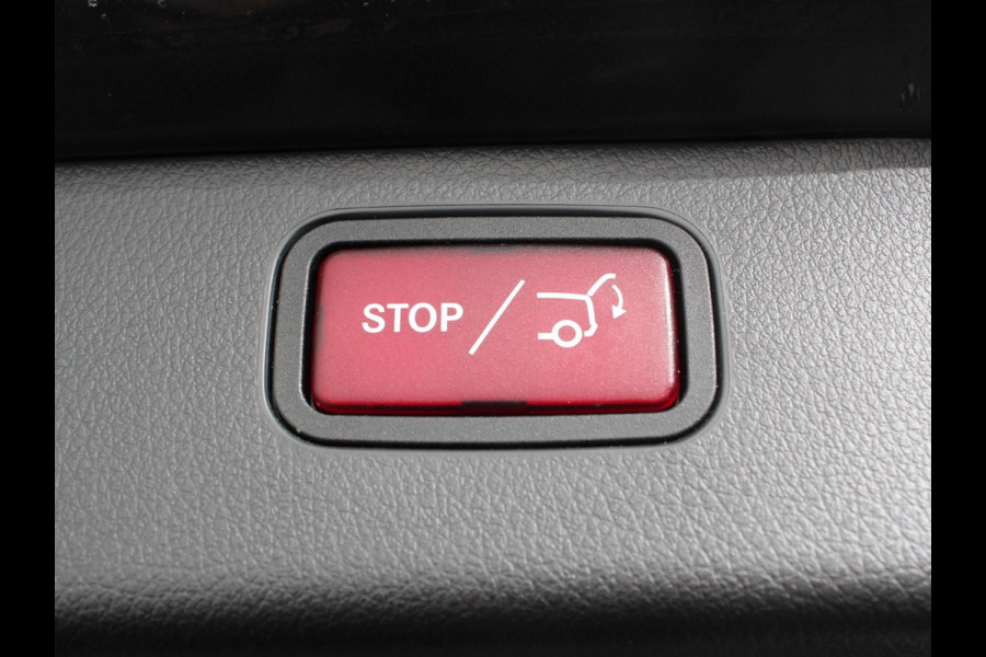 Mercedes-Benz C-Klasse Estate 200 AMG Line | Climate control | Achteruitrijcamera | Wegklapbare trekhaak | Navigatie | Dodehoek assistent | LED | Sfeerverlichting | Adaptieve cruise control | Verwarmde voorstoelen | Elektrische kofferbak