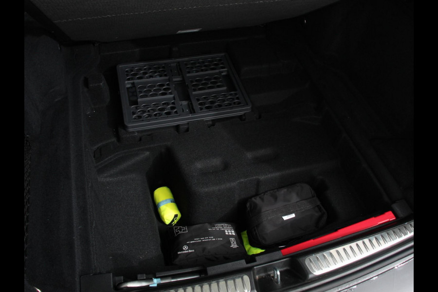 Mercedes-Benz C-Klasse Estate 200 AMG Line | Climate control | Achteruitrijcamera | Wegklapbare trekhaak | Navigatie | Dodehoek assistent | LED | Sfeerverlichting | Adaptieve cruise control | Verwarmde voorstoelen | Elektrische kofferbak