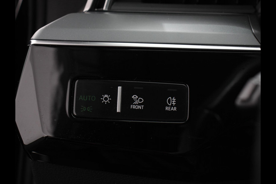 Audi e-tron e-tron 55 quattro | Leder | Navigatie | Trekhaak | Led koplampen | Tour pakket | Virtual cockpit | Cruise control adaptief