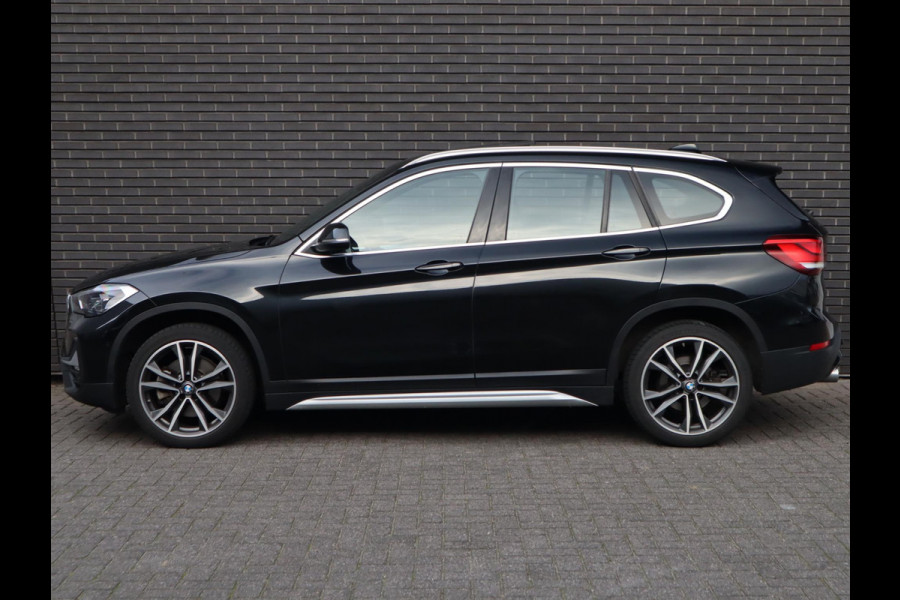 BMW X1 sDrive20i High Executive xLine Automaat / Navigatiesysteem Plus / Trekhaak / Panoramadak / Sportstoelen / Head-Up Display / Leder / Achteruitrijcamera / Stoelverwarming / DAB / 18 Inch