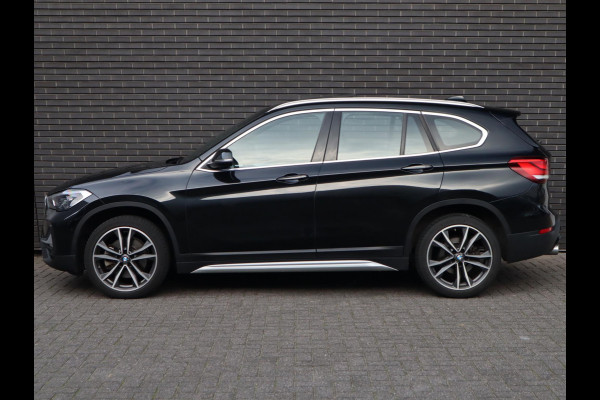 BMW X1 sDrive20i High Executive xLine Automaat / Navigatiesysteem Plus / Trekhaak / Panoramadak / Sportstoelen / Head-Up Display / Leder / Achteruitrijcamera / Stoelverwarming / DAB / 18 Inch