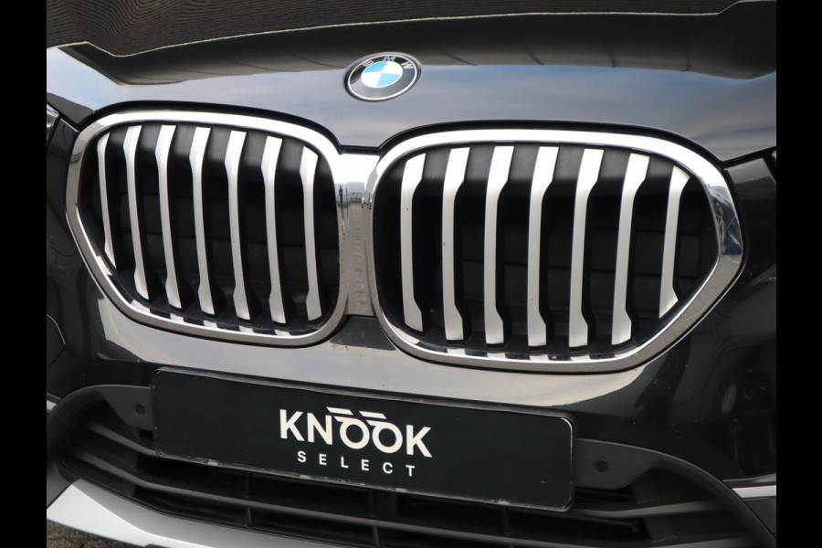 BMW X1 sDrive20i High Executive xLine Automaat / Navigatiesysteem Plus / Trekhaak / Panoramadak / Sportstoelen / Head-Up Display / Leder / Achteruitrijcamera / Stoelverwarming / DAB / 18 Inch