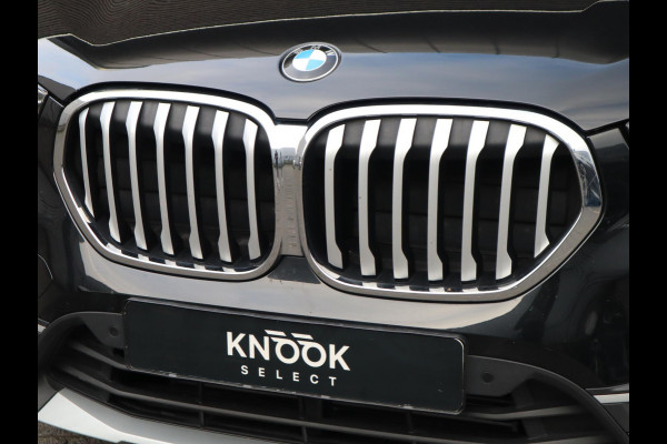 BMW X1 sDrive20i High Executive xLine Automaat / Navigatiesysteem Plus / Trekhaak / Panoramadak / Sportstoelen / Head-Up Display / Leder / Achteruitrijcamera / Stoelverwarming / DAB / 18 Inch