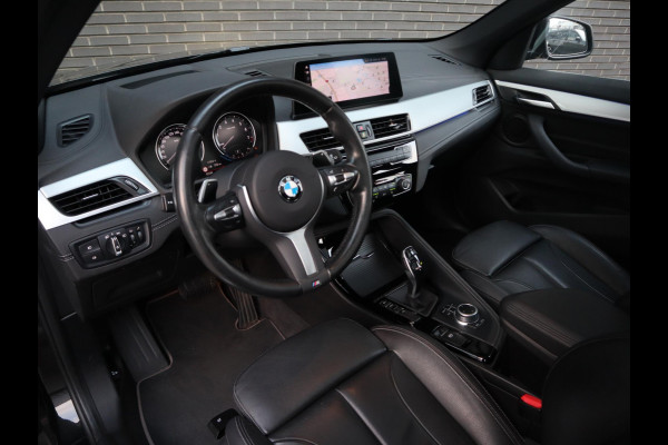 BMW X1 sDrive20i High Executive xLine Automaat / Navigatiesysteem Plus / Trekhaak / Panoramadak / Sportstoelen / Head-Up Display / Leder / Achteruitrijcamera / Stoelverwarming / DAB / 18 Inch