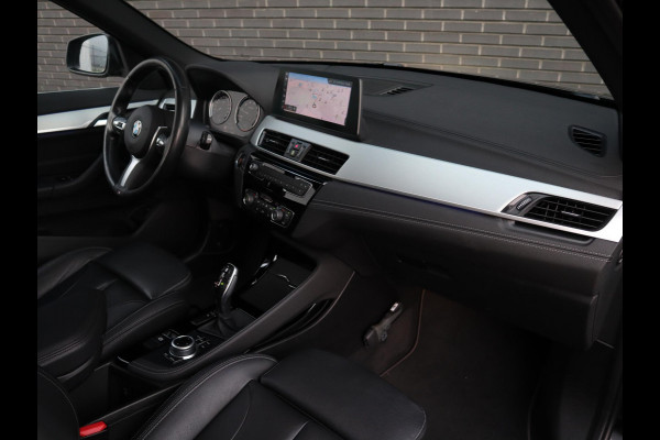 BMW X1 sDrive20i High Executive xLine Automaat / Navigatiesysteem Plus / Trekhaak / Panoramadak / Sportstoelen / Head-Up Display / Leder / Achteruitrijcamera / Stoelverwarming / DAB / 18 Inch