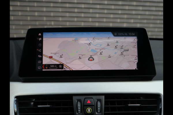 BMW X1 sDrive20i High Executive xLine Automaat / Navigatiesysteem Plus / Trekhaak / Panoramadak / Sportstoelen / Head-Up Display / Leder / Achteruitrijcamera / Stoelverwarming / DAB / 18 Inch