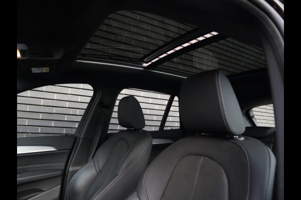 BMW X1 sDrive20i High Executive xLine Automaat / Navigatiesysteem Plus / Trekhaak / Panoramadak / Sportstoelen / Head-Up Display / Leder / Achteruitrijcamera / Stoelverwarming / DAB / 18 Inch