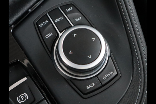 BMW X1 sDrive20i High Executive xLine Automaat / Navigatiesysteem Plus / Trekhaak / Panoramadak / Sportstoelen / Head-Up Display / Leder / Achteruitrijcamera / Stoelverwarming / DAB / 18 Inch