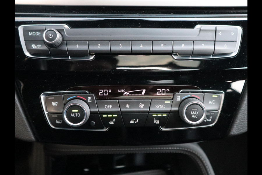 BMW X1 sDrive20i High Executive xLine Automaat / Navigatiesysteem Plus / Trekhaak / Panoramadak / Sportstoelen / Head-Up Display / Leder / Achteruitrijcamera / Stoelverwarming / DAB / 18 Inch