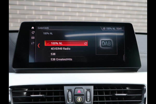BMW X1 sDrive20i High Executive xLine Automaat / Navigatiesysteem Plus / Trekhaak / Panoramadak / Sportstoelen / Head-Up Display / Leder / Achteruitrijcamera / Stoelverwarming / DAB / 18 Inch