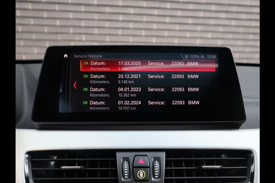 BMW X1 sDrive20i High Executive xLine Automaat / Navigatiesysteem Plus / Trekhaak / Panoramadak / Sportstoelen / Head-Up Display / Leder / Achteruitrijcamera / Stoelverwarming / DAB / 18 Inch